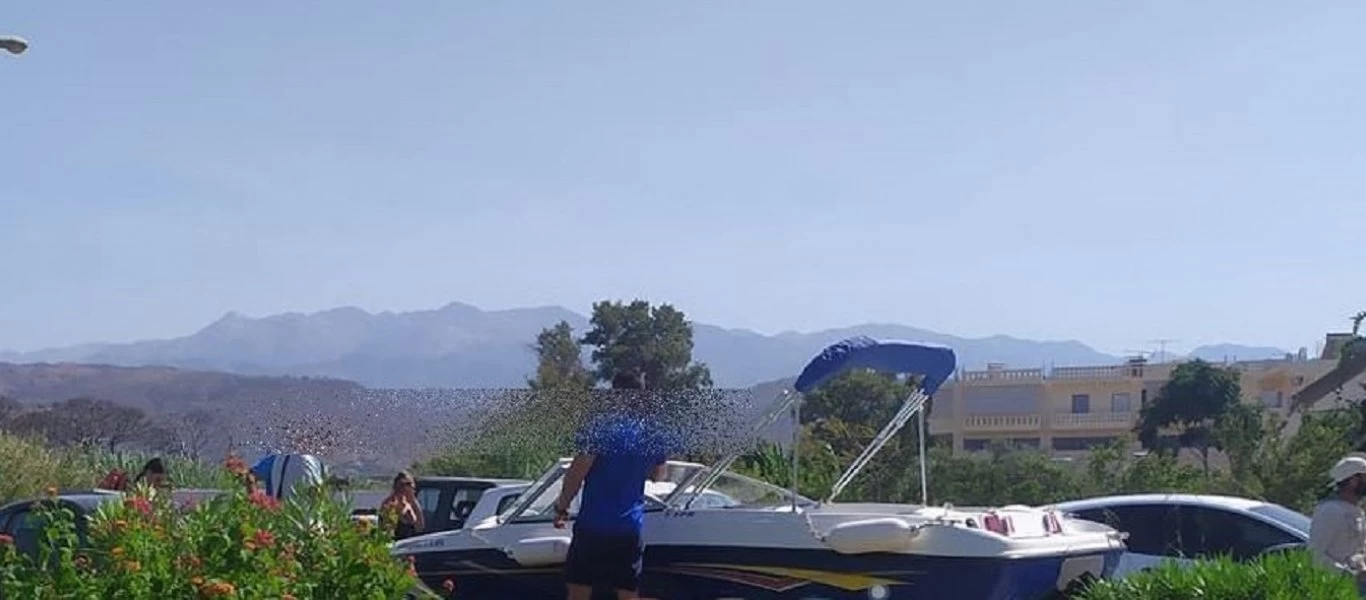 Κρήτη: Τράκαραν… βάρκα με αυτοκίνητο (φώτο)